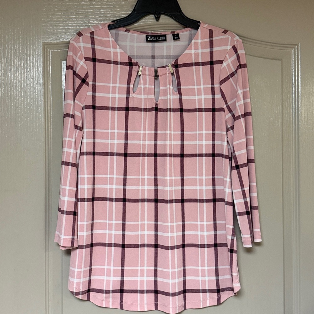 7th Avenue Design Studio NY&Co keyhole top